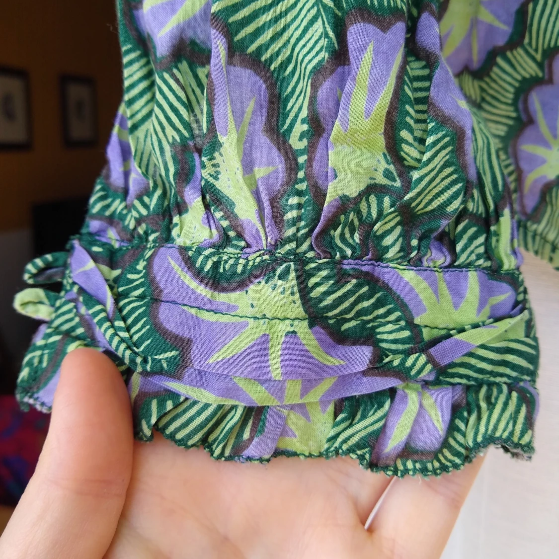 Skir mönstrad blus med volang - 91