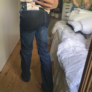 Jeans - Mörkblå lågmidjade jeans från true religion. Egentligen väldigt stora men jag har sytt om de så de passar en 36! Skriv om ni har frågor😁