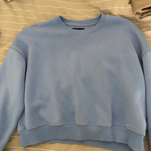 Sweater - Superfin i färgen, använd men bra skick, har någon flötfläck som går bort med diskmedel, därav priset. Tillkommer frakt elr möts i Linköping