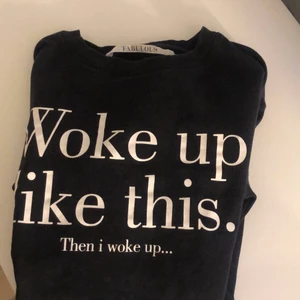 Tröja från lager 157 - Storlek M, tröja från lager 157. Använd 2-4 gånger. Svart tröja med text. Inte så stor i storleken, det står M men jag skulle bedömmma storlek S