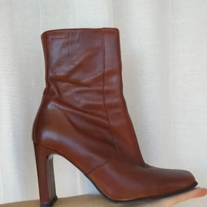 Ankelboots i läder med fyrkantig klack - 🌸Det gör ont att sälja dessa, men de är tyvärr för små!! Annars riktigt bekväma! Läder på in- och utsidan. 9 cm fyrkantig klack. Sitter tajt runt ankeln.  Inga märken i lädret, sparsamt använda.🌸