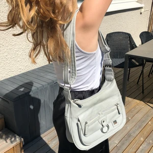 Vitbeige axelväska - Säljer den här superfina axelväskan som jag inte fått användning av. Finns gott om fack och materialet är i gott skick🥰