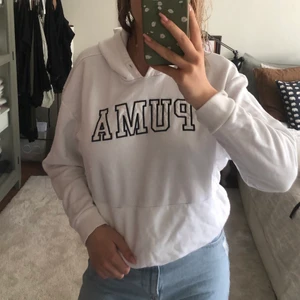 Puma hoodie - Snygg puma hoodie som jag har tagit av snöret för ett tag sen. Använd men i bra skick💖 🦋Köparen står för frakten🦋Paketpris kan alltid fixas!🦋 