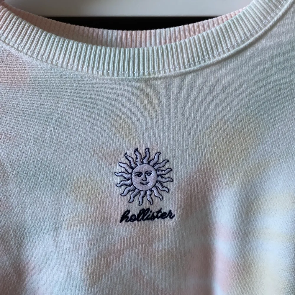 En helt oanvänd croppad sweatshirt från Hollister med tiedie mönster✨🦋. Toppar.