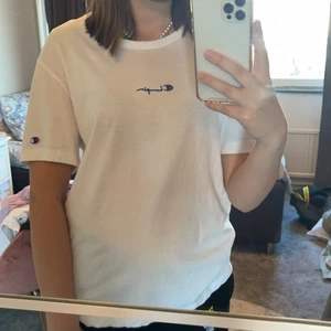Vit champion t-shirt  - Köpte på urban outfitters, säljer pga att det inte är riktigt min stil längre. Om ni har frågor så kan ni skriva till mig privat💕 Köptes för 500kr