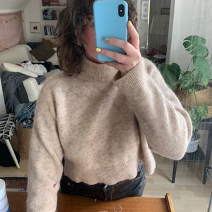 Stickad tröja, & other stories - Säljer den här otroligt fina stickade tröjan från & other stories då den aldrig kommer till användning. Grå/beige stickad med polo och ganska croppad. Strl M🥰 (fläcken som syns på bild 1 är på spegeln och ej tröjan😉)