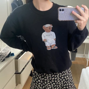 sweatshirt  - En sweatshirt från Fashionbear i storlek S. 150kr + frakt💖