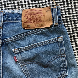 Levis shorts 501 Stl.S/XS - Ett par blåa 501 jeans shorts från Levis. Passar som en storlek S eller XS skulle jag säga men enligt Levis mått så är W:32 och L:30 alltså width och length. Perfekt inför sommaren till ett super bra pris. Orginalpriset jag köpte de för var 990kr säljer de för 299kr. 