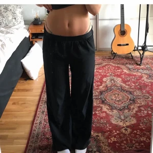 Vida byxor  - Byxor i ett skönt material, går att ha både hög och lågmidjat💞 (inte mina bilder) skriv vid frågor