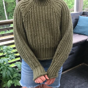 Grön stickad tjocktröja - Mjuk och fin stickad tjocktröja i väldigt bra skick. Köpt från H&M. Använd några gånger. Köparen står för frakten.