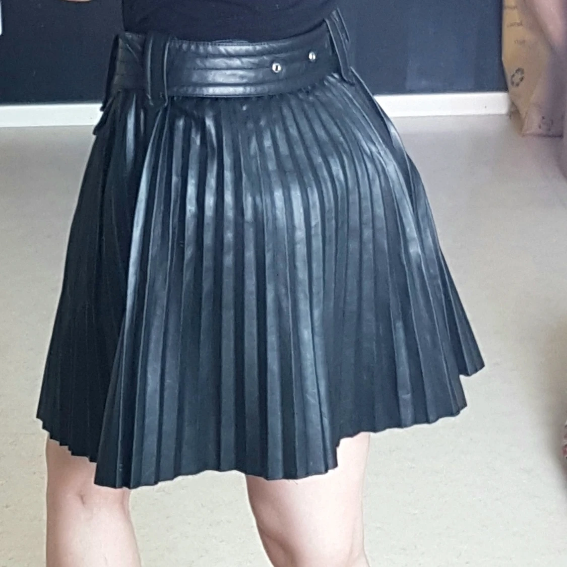 Svart pliserad kjol skinnimitstion, stl 38 - 90