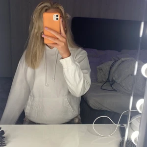 Vitt hoodie strl M - Lite oversized vit hopdie i strl M🥰 köpt här på Plick men kommer aldrig riktigt till användning❤️