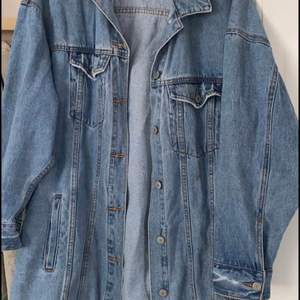 Säljer en as cool oversize jeans jacka som går till knäna. Köpt på pull&bear i Stockholm. Ny pris : 899kr