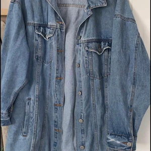 Oversize jeans jacka  - Säljer en as cool oversize jeans jacka som går till knäna. Köpt på pull&bear i Stockholm. Ny pris : 899kr
