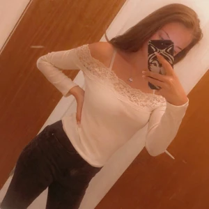 Topp - Snygg vit  offshoulder    topp med spets kanter. 