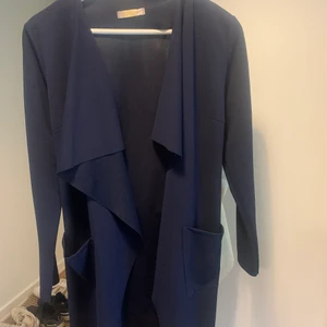 Typ tunika - Mer elegant tunika eller typ kofta i mörkblå!