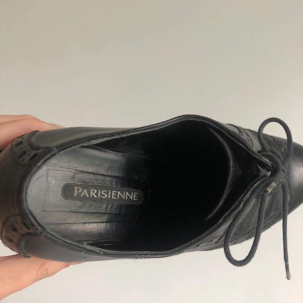 Super coola loafers från Parisienne med fina detaljer. Aningen slitna men lite puts fräschar nog upp :) köpare står för frakt!. Skor.