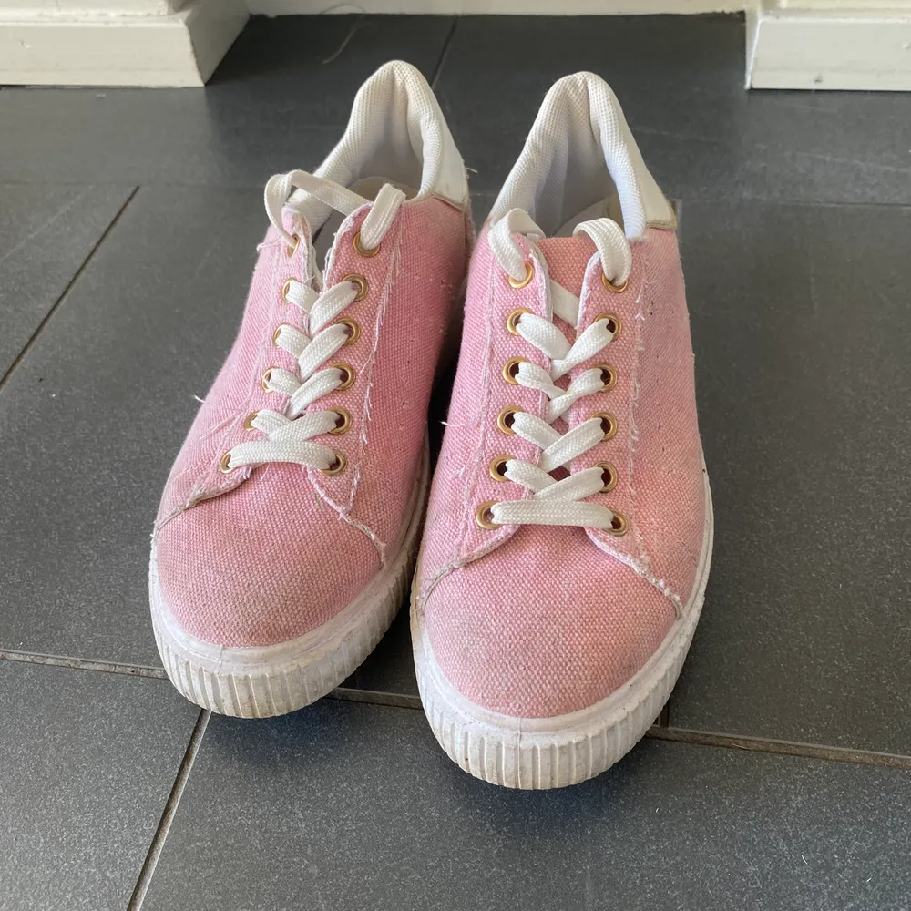 Rosa skor från en liten butik i Spanien. Skor.