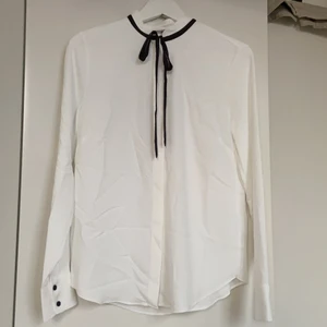 Elegant blus - Superfin blus som endast är använd några fåtal gånger.