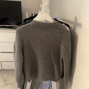 grå stickad tröja - grå stickad tröja med lite högre hals från madlady, använd få gånger, frakt tillkommer