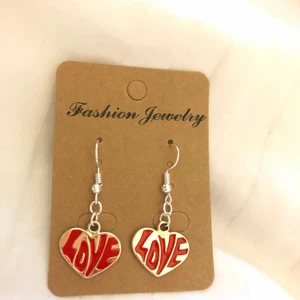 ❤️ Love Örhängen - ❤️ Love Örhängen, frakt: 14kr ❤️  * Alla örhängen går även att göras till halsband för 15kr billigare⚡️ 💜TILLFÄLLIGT: köp 2 par örhängen och få ett tredje par gratis!!💜