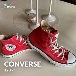 Converse - Röda converse i nyskick! Sulan är som ny och inga slitningar finns. Stl 37.5, vid fler intresserade sker budgivning 