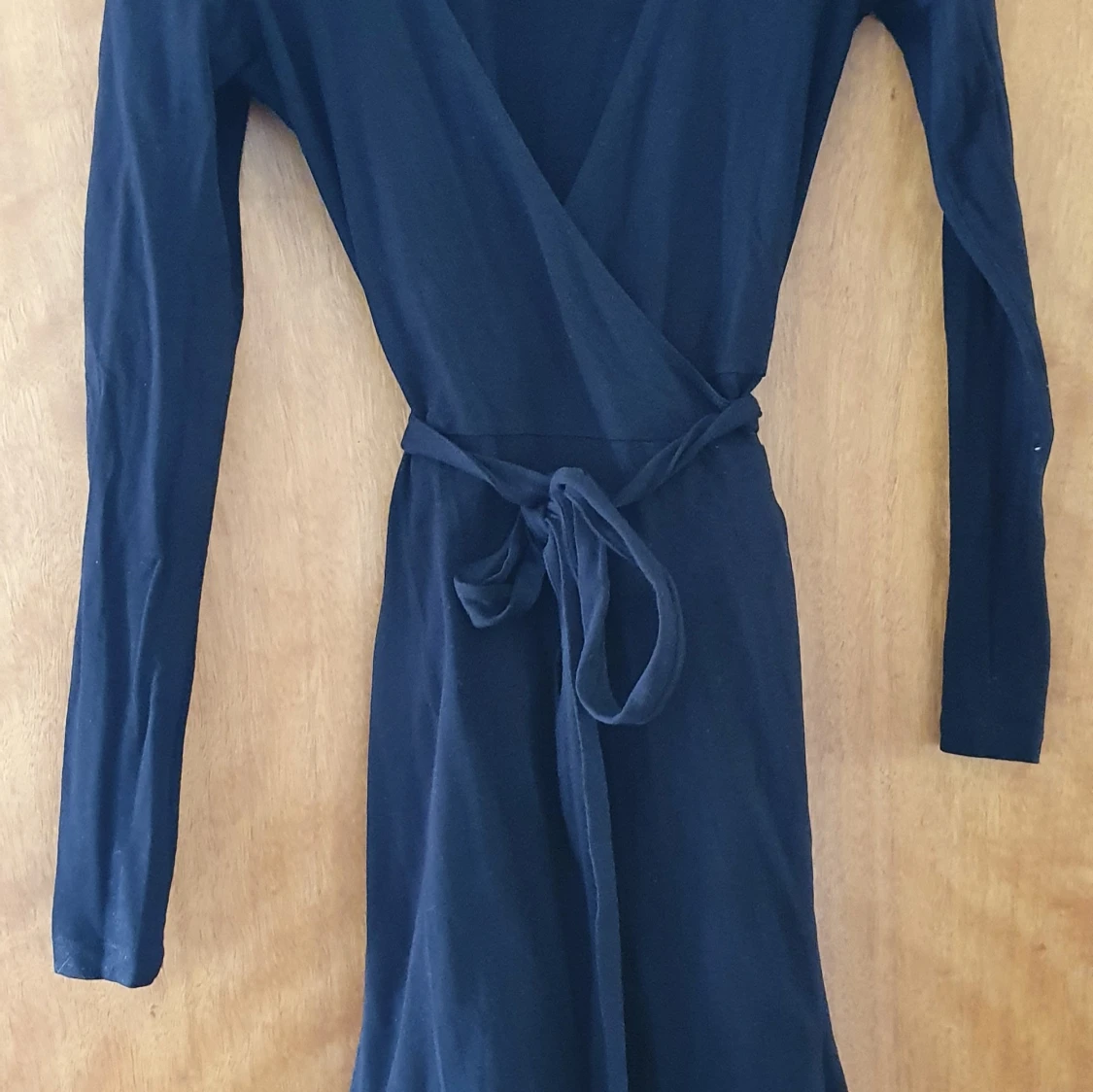 svart omlottklänning