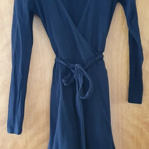 svart omlottklänning  - svart omlottklänning från nelly. I nyskick. 