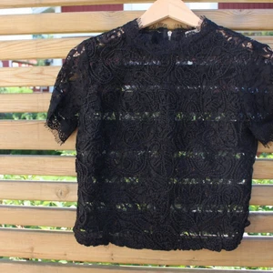 Topp, Stl: S - Hej! Säljer min fina topp från Zara. Supersnygg att ha ett par kostymbyxor till!! 