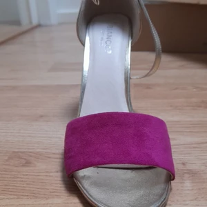 Somriga och charmiga klackskor - Klackar anpassat till fest, perfekt och använda ute nu till sommaren etc. Oanvända och ytterligare ett par från Bianco i storlek 40. 