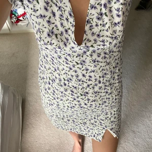 Prislapp kvar , klänning  - Superfin från pull and bear med prislapp kvar, säljer pga för kort för mig (174cm)🌸🌸