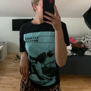 Tshirt med blått tryck - Freddy Mercury tröja svart med turkose tryck, använd ett fåtal gånger 