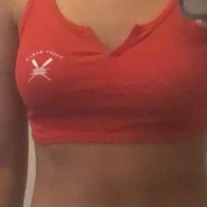 Röd top bershka - Röd top från bershka med vit detalj. Toppen är i bra skick och har storlek xs. !köparen står för frakten!