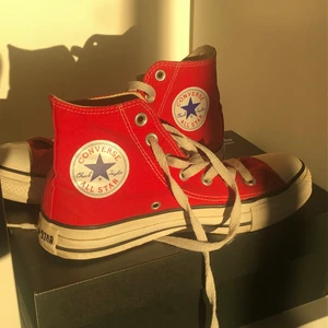 Super fina Röda converse💕 - Hej! Säljer mina super röda fina converse då dom börjar bli för små för mig💕 skorna är i storlek 37 och är i super skick, skorna har en liten slitning i bak då texten har försvunnit som man kan se på 2:a bilden⚡️ jag står inte för frakten (66kr) men kan också mötas upp i uppsala💕💕BUDA🥳 köp direkt för 400kr