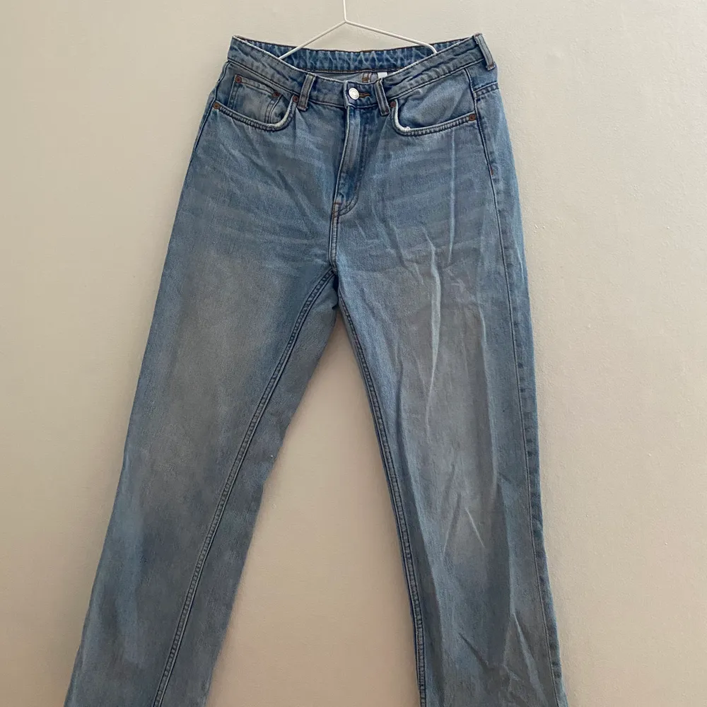 Supersnygga raka jeans från &otherstories, dom går ner till ankeln ca på mig som är 168 lång. Storlek 28.. Jeans & Byxor.