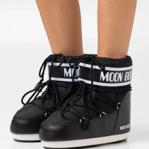 moon boots - helt nya oanvända svarta moon boots i modellen classoc low, säljer pga att dom tyvärr var för stora:( somsagt aldrig använda å kvittot finns tom kvar, skriv för bilder!