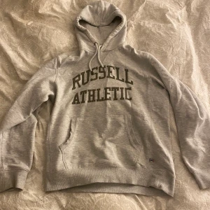 Vintage hoodie strl M - Snygg vintage liknande hoodie från Russell Athletic som är köpt på bik bok för ca 2 år sen, använd fåtal gånger och är i bra skick. Storlek M men passar xs & s med, den är  oversized i passformen. Säljer bara om jag får ett bra bud då den är slutsåld överallt. 🤍🤍 buda