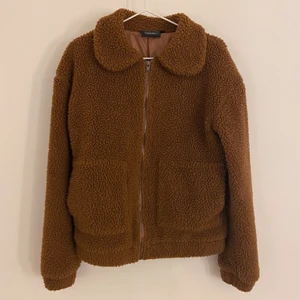 Teddyjacka  - Jättemysig jacka i teddymaterial. Endast använd någon vecka, jätte bra skick och nytvättad. Storlek S💕🌷