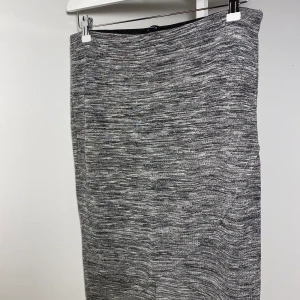 Melerad kjol  - Superskön mjuk svartgrå svartgrå melerad kjol 