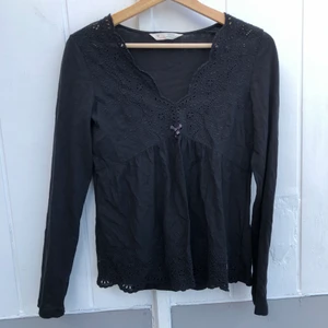 Odd Molly Topp, svart - Söt topp från Odd Molly. Använd endast tre gånger. Storlek 0, vilket motsvarar XS.