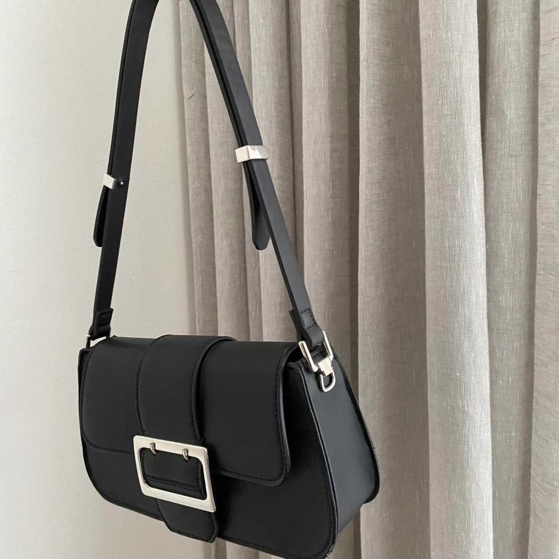 Svarta väska med silvriga detaljer