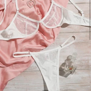 Underklädesset vit - Jättefint underklädesset från SHEIN, för litet för mig tyvärr. Endast provat överdelen! Storlek M