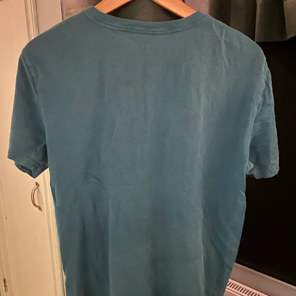 En ljusblå Polo Ralph Lauren T-shirt utan tryck i storlek S. Denna t-shirt köpte jag i Miami för 2 år sedan. Tröjan är också i väldigt bra skick.                           🔺Välj en till t-shirt från min profil så får du fler t-shirts för samma frakt! . T-shirts.