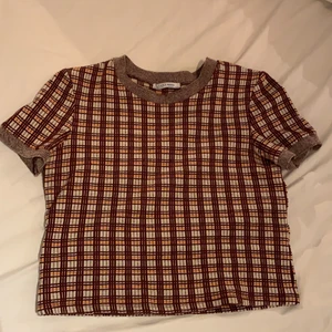 Stickad t-shirt  - En stickad t-shirt från zara