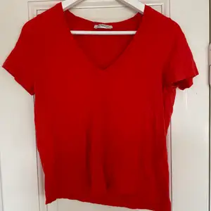 Snygg rödorange T-shirt från Zara. Bra skick! Spårbar frakt med DHL inräknat i priset!!