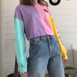 colurblock sweatshirt  - colourful sweatshirt säljes<3  skick: som ny, inga defekter storlek: passar XS, S, M kostnad: 170kr ink. frakt   kontakta i DM eller plickom intresserad pris går att diskutera  samfraktsalternativ finns även mötasupp i Blekinge