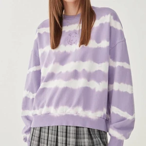 supersnygg sweatshirt 💜💜 - Säljer denna fina sweatshirt då jag helt enkelt inte får användning av den. Använd fåtal gånger. Sjukt snygg passform, oversized. Storlek XL men sitter snyggt på mig som vanligtvis har S. Har en liten fläck på ärmen som knappt syns. Köparen står för frakt 🤍✨