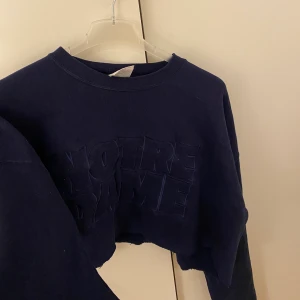 Croppad hoodie -  Croppad hoodie från Beyond Retro ( second hand). Står att det är storlek XL men sitter bra på mig med S. Skicket är helt okej då det är second hand och tråden vid nacken har gått upp men går säkert att fixa. Jag har dock aldrig använt den endast tvättad en gång. 