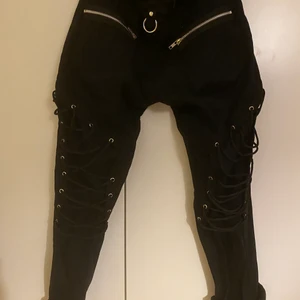 Svarta ascoola byxor!🖤 - Säljer dessa coola byxor som jag aldrig använt pga att storleken blev fel för mig🖤. Kommer inte ihåg varifrån jag köpte dom men från nån cool rockbutik online.🥳😁 Massa snygga detaljer.
