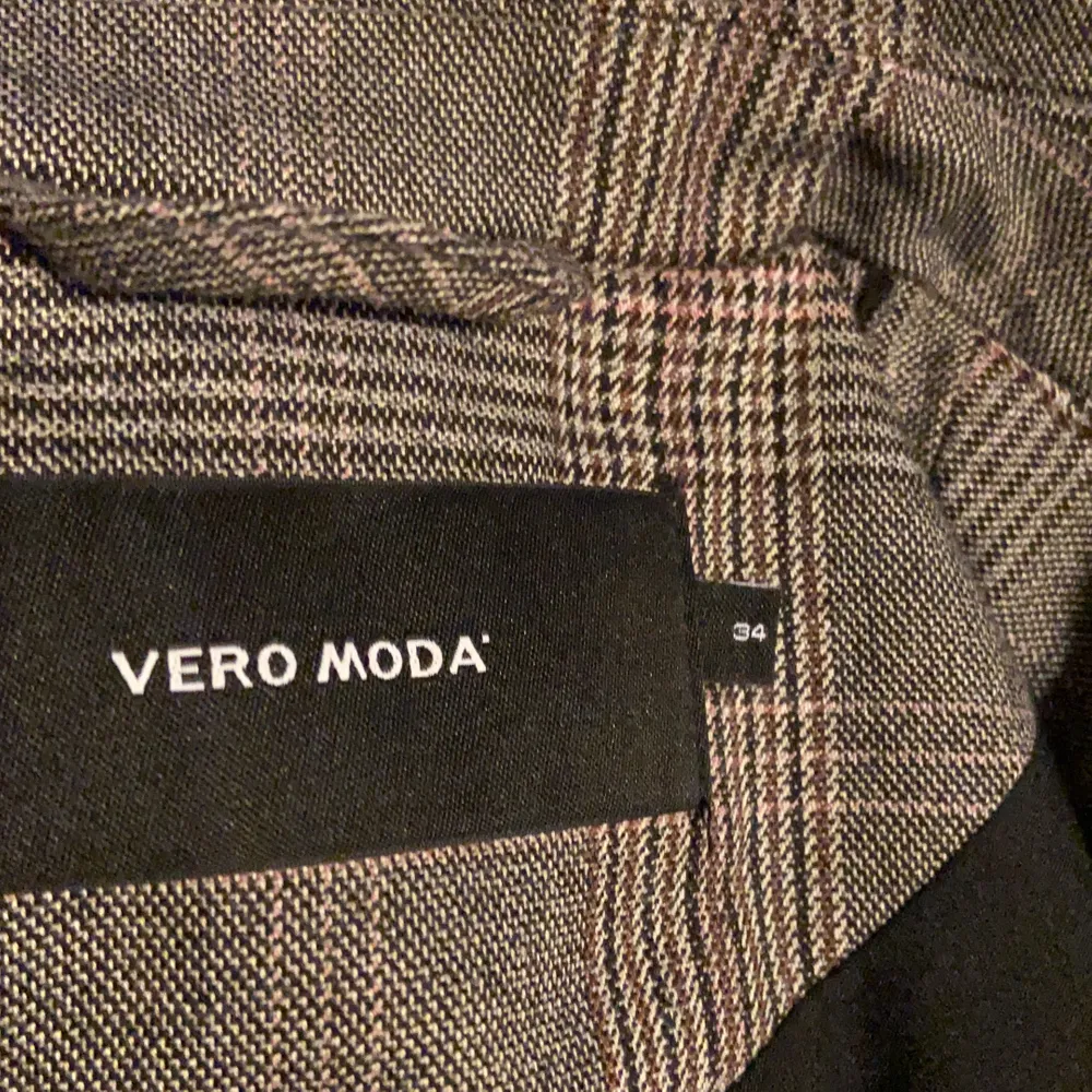 Säljer en helt oanvänd kavaj i storlek 34 från Vero Moda, köparen står för frakten😊. Kostymer.